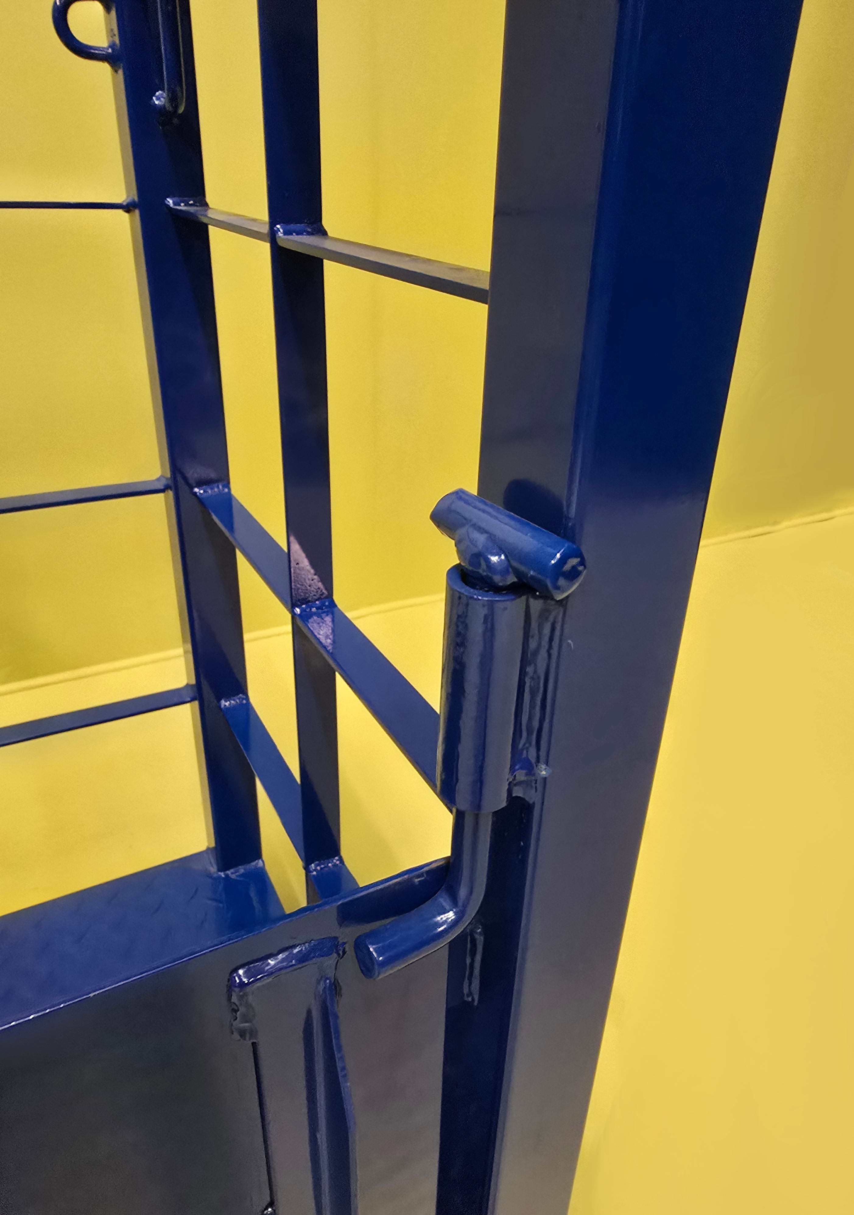 Gas bottle holding stillage - Lock