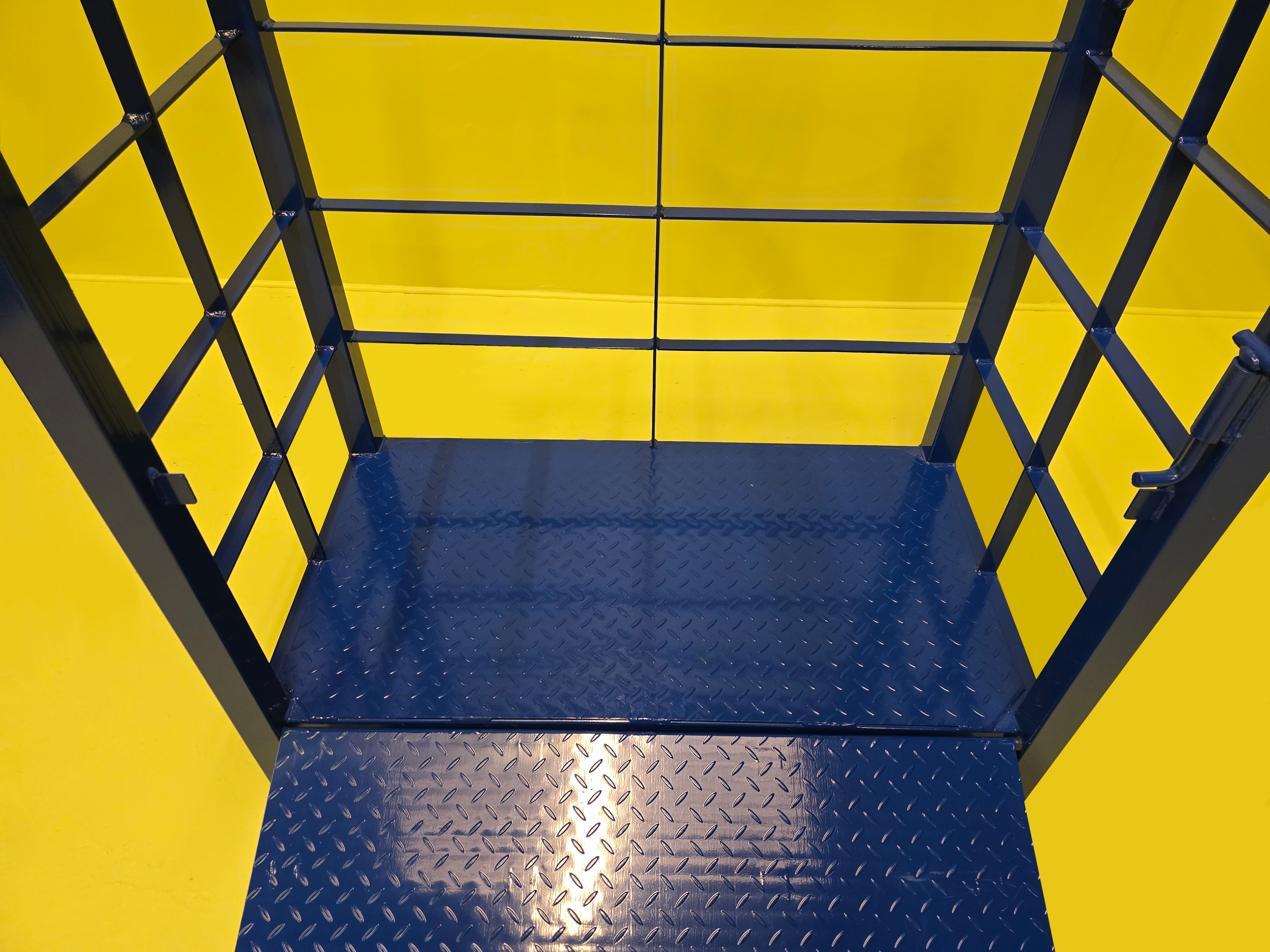 Gas bottle holding stillage - Ramp