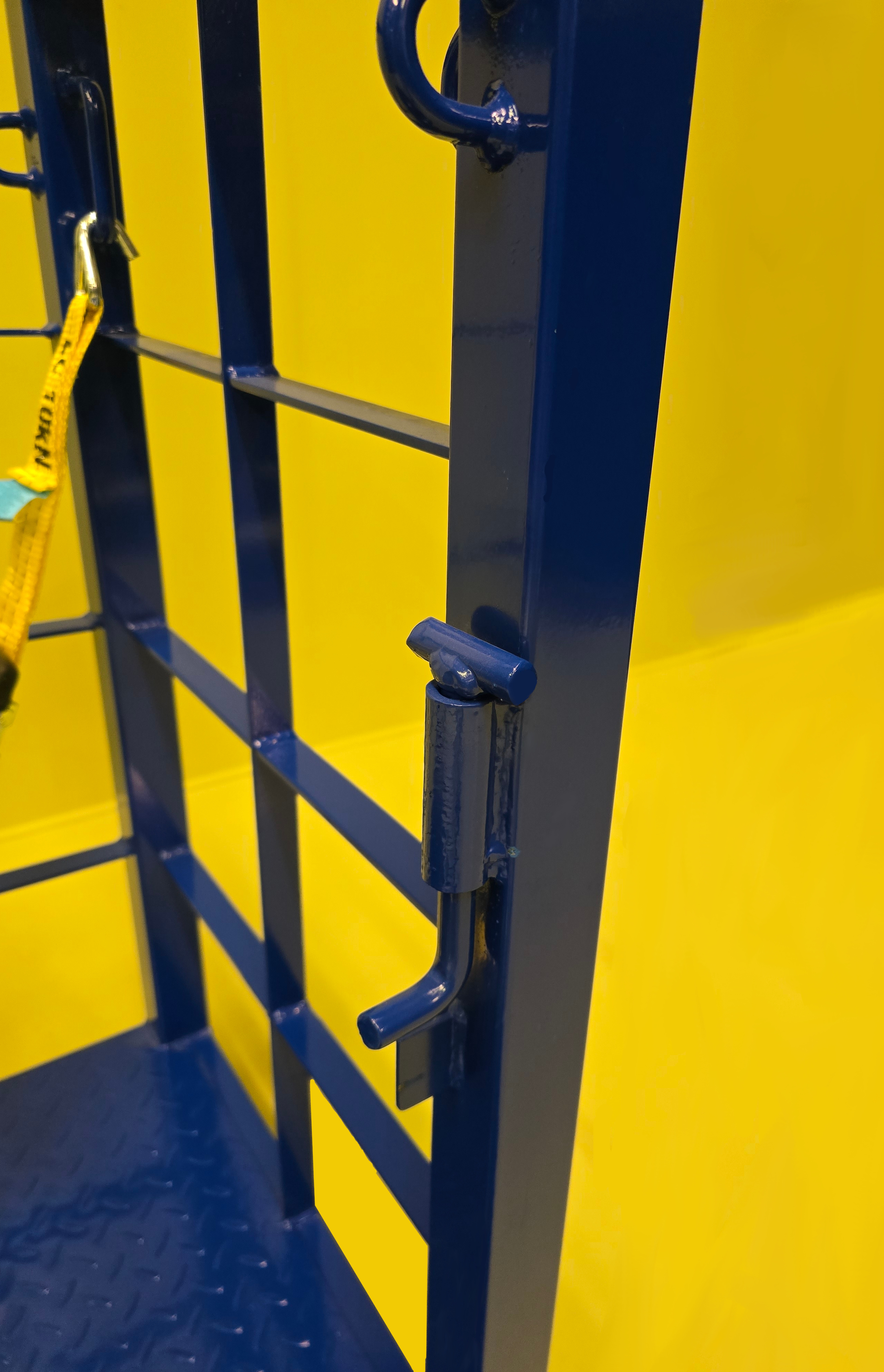 Gas bottle holding stillage - Lock